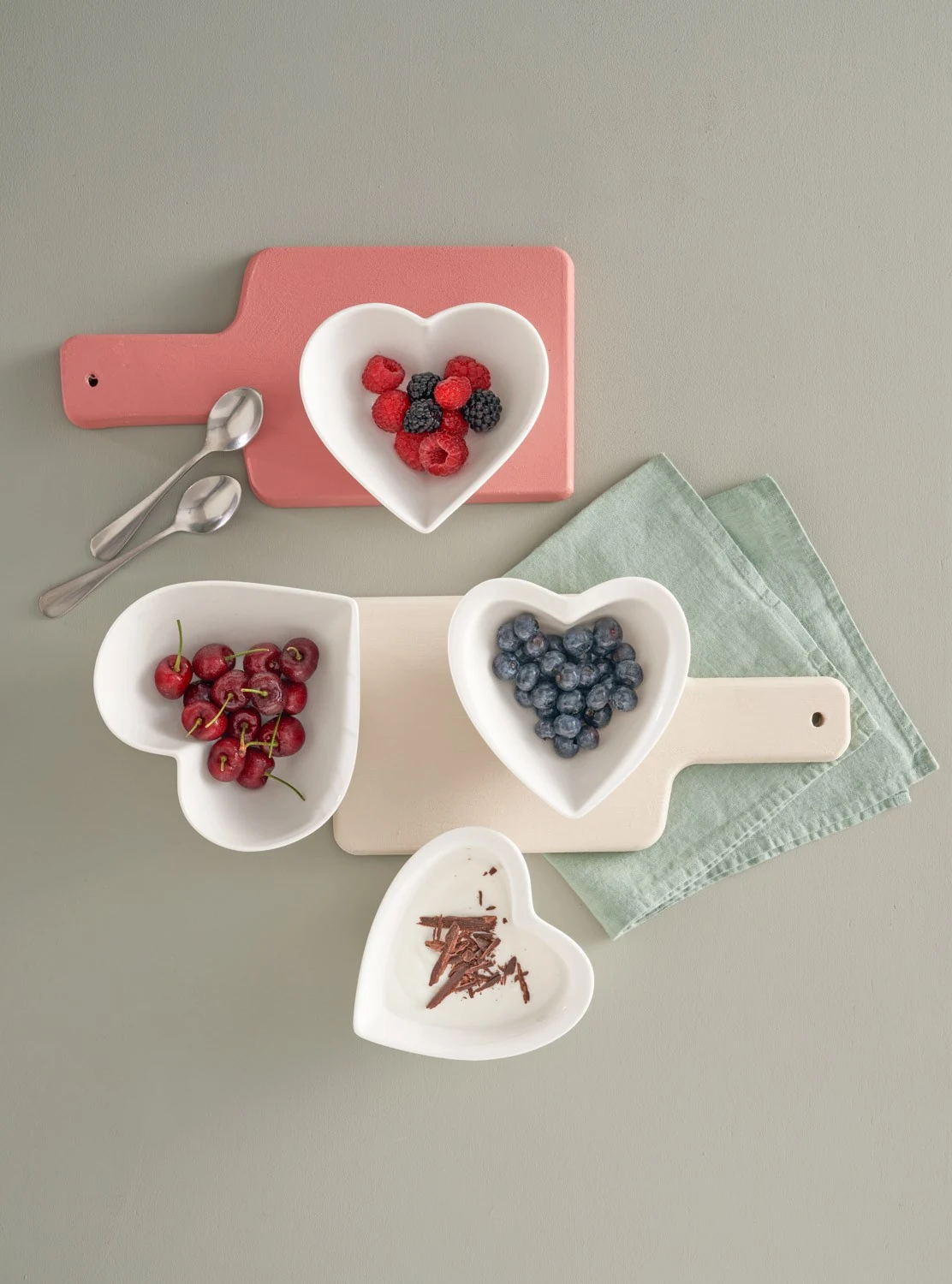 Weiße herzförmige Cupido-Schalen von La Porcellana Bianca mit Beeren
