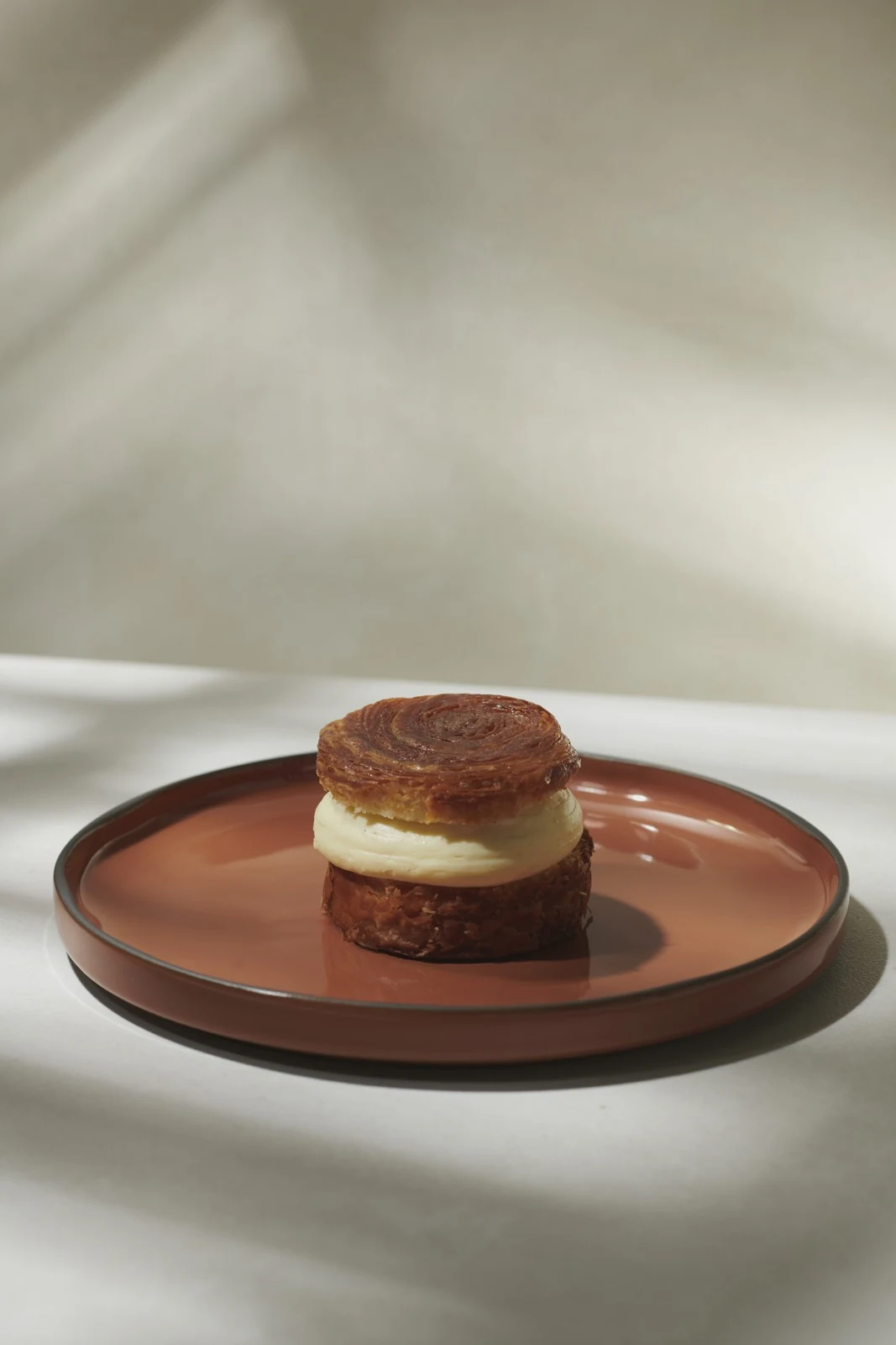 Dessert auf einem braunen Revol Caractère Teller